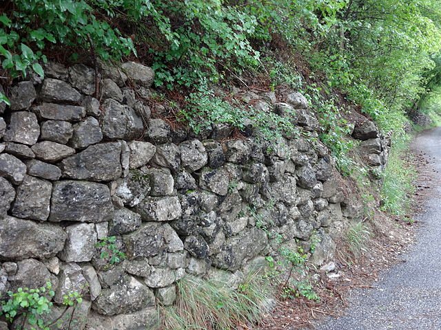 Mur en pierre sèche