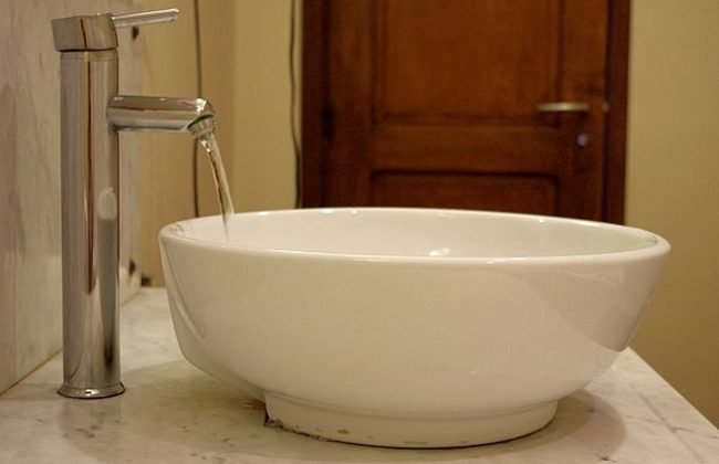 Changer un robinet d'un lavabo