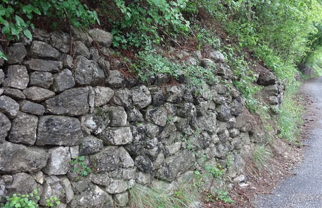 Mur en pierre sèche